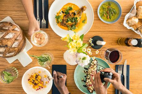 Resto à l’ambiance chaleureuse ouvert du petit déjeuner au dîner